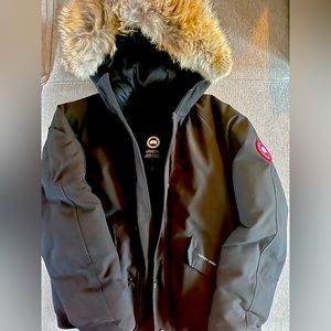 Canada Goose kids Logan jacket. Size Large 14-16, fur is removable.